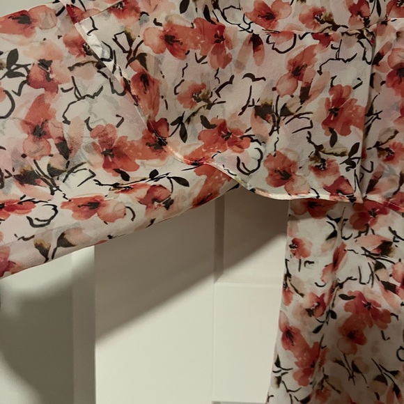 Floral Ruffle Blouse - Picture 2 of 6